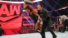 Shayna Baszler 在 WWE Raw 上咬 Becky Lynch 是个错误的决定